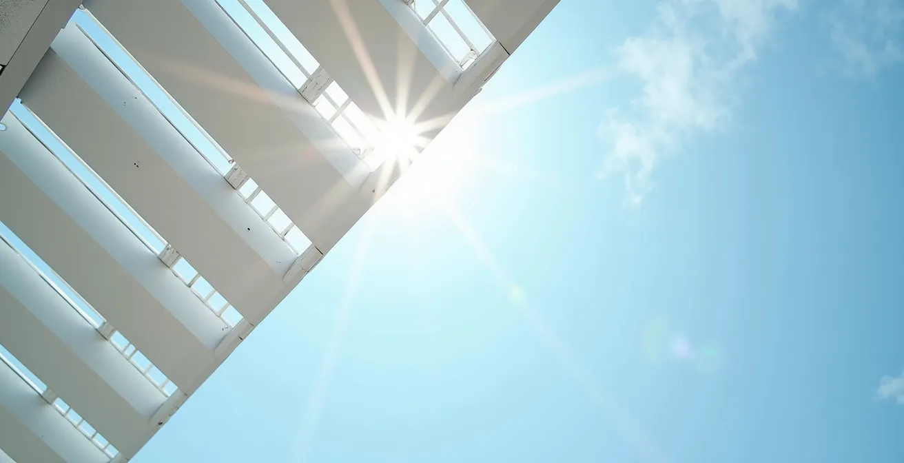 Detailaufnahme von Aluminiumlamellen einer bioklimatischen Pergola mit Luftstrom