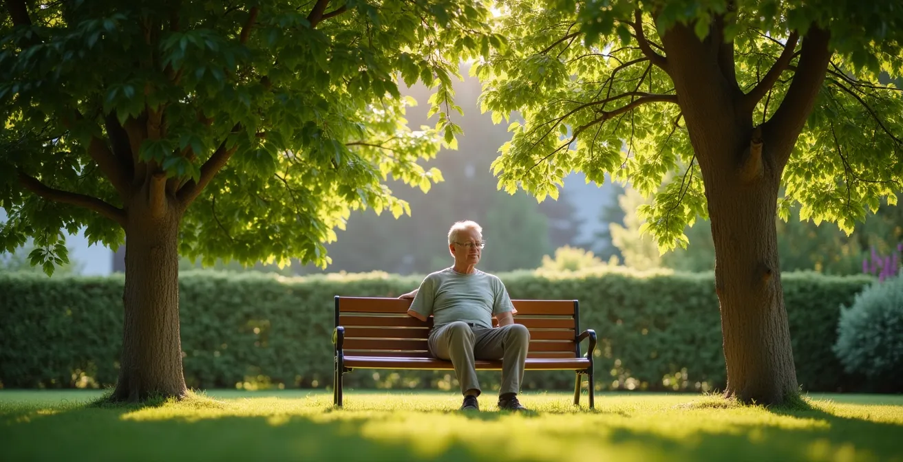 Kugelahorn und Felsenbirne nebeneinander im deutschen Hausgarten, spenden einer Person auf einer Bank Schatten